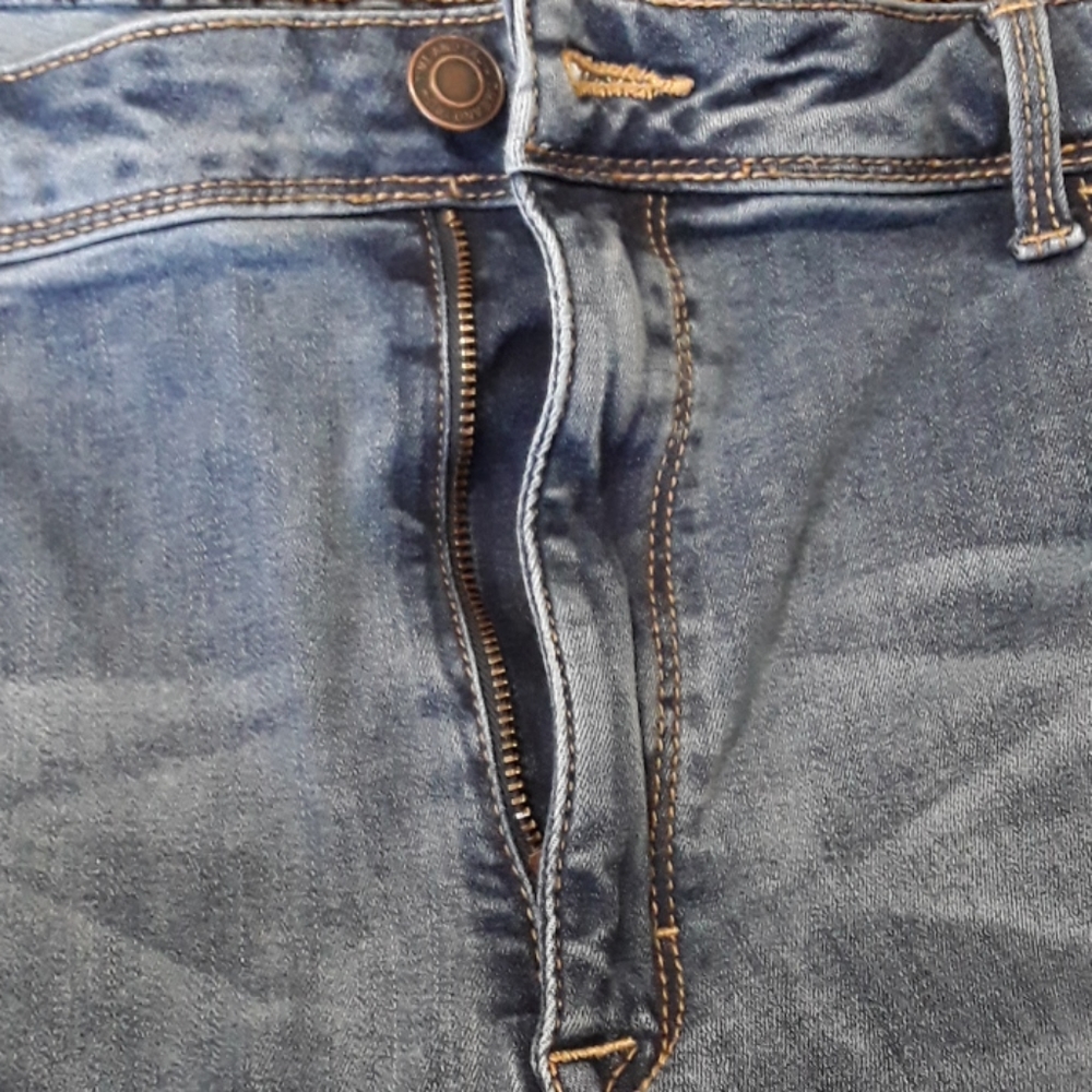 Skinny leg blue jeans